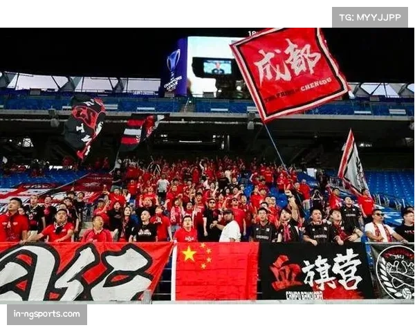 凤凰山体育场球迷高唱凯歌 成都蓉城亚冠首胜夜国旗迎风飘扬 凤凰山体育场球迷高唱凯歌 成都蓉城亚冠首胜夜国旗迎风飘扬